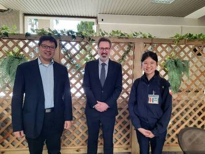 PD. Wang 、speaker (PD.Ian Elliott) and  student